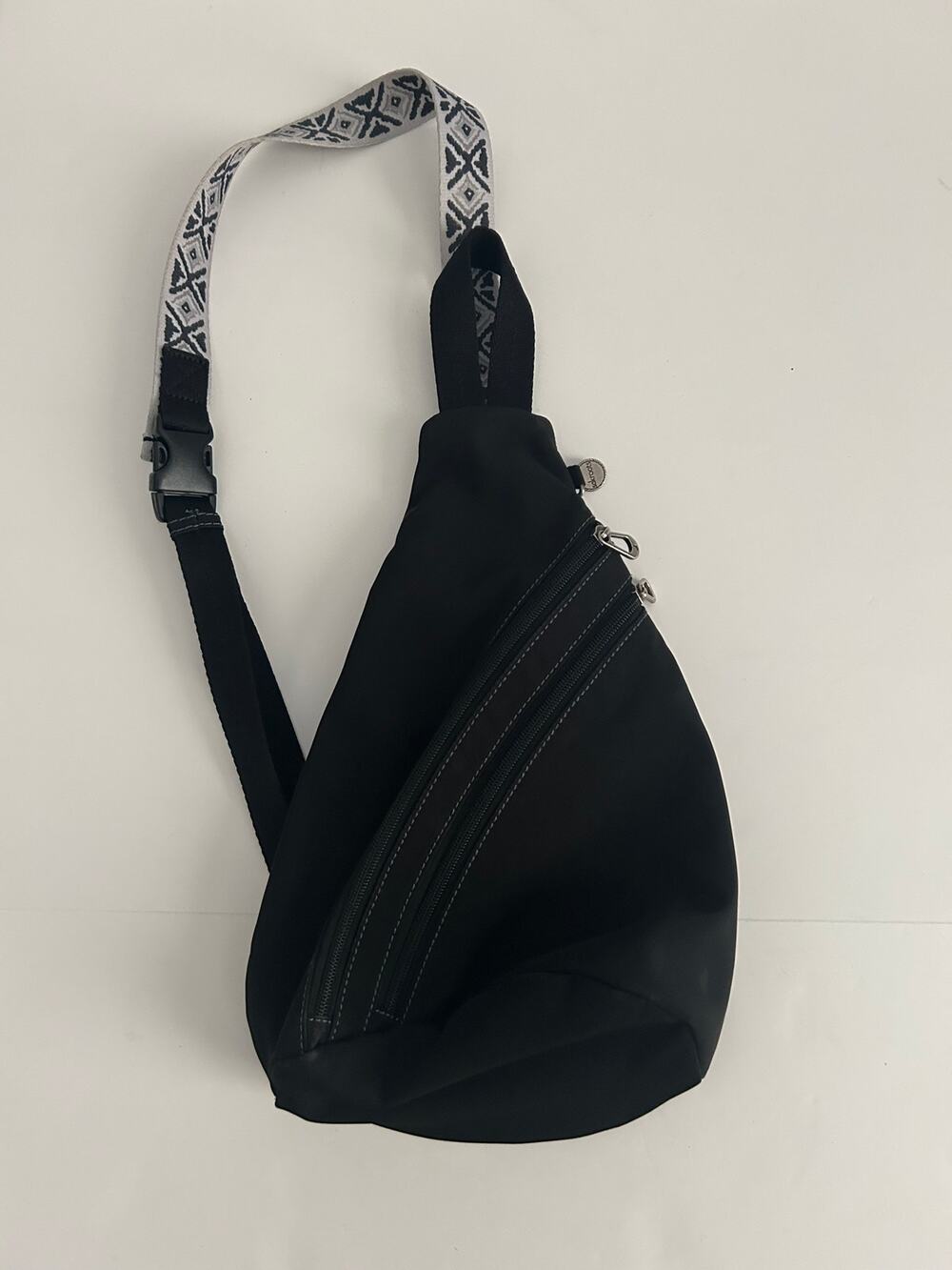 SAKROOTS ON THE GO SLING BACKPACK IN BLACK